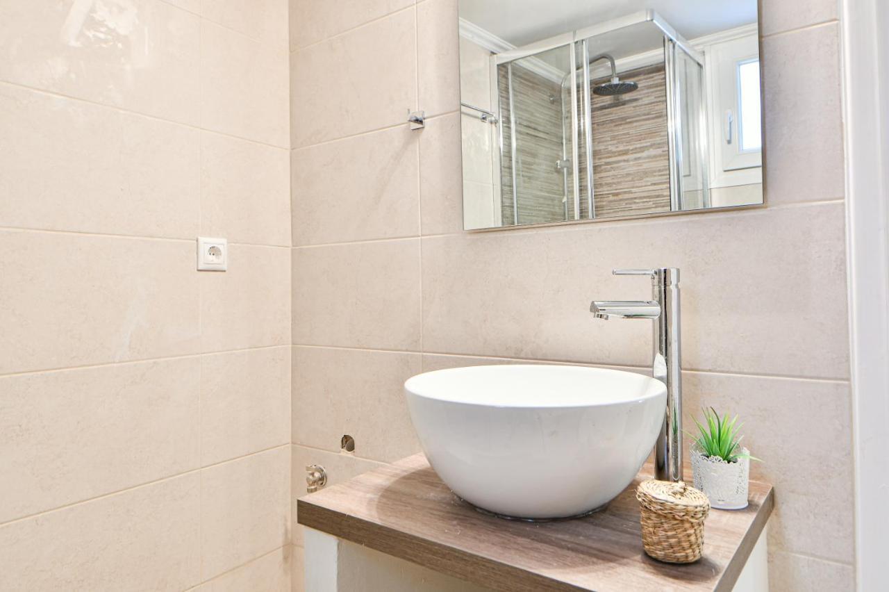 Fresh & Renovated Apartment Next To Metro Station Athén Kültér fotó